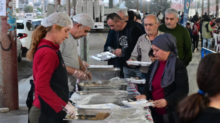 Kepez'de gönül sofrası Habibler Mahallesi'nde kuruldu
