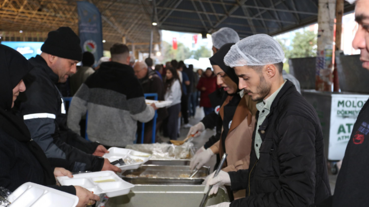 Kepez’de oruçlar açıldı, lokmalar paylaşıldı