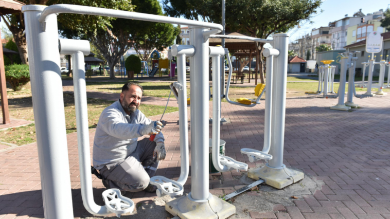 Kepez'deki parklara bakım ve onarım çalışması