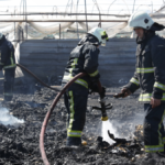 Kepez'deki hurdalık yangını güçlükle söndürüldü