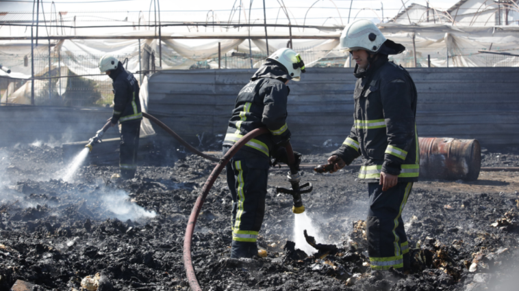 Kepez'deki hurdalık yangını güçlükle söndürüldü