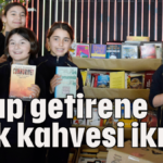 Kitap getirene Türk kahvesi ikram