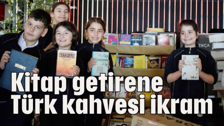 Kitap getirene Türk kahvesi ikram