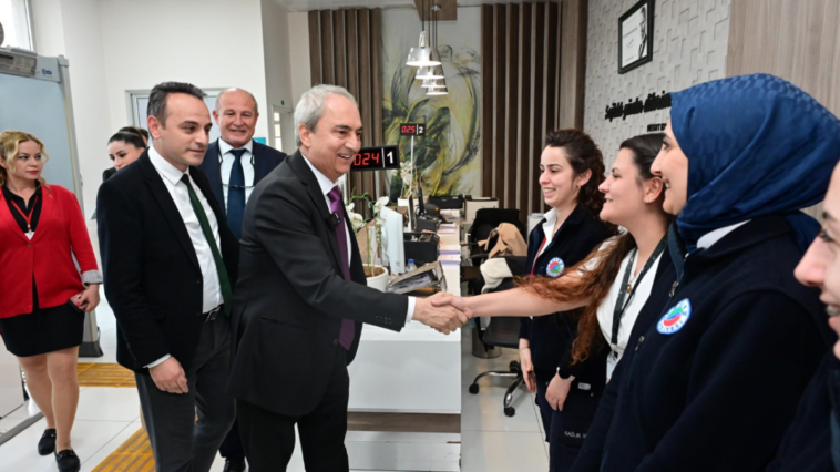 Kocagöz, 14 Mart Tıp Bayramı'nı çiçeklerle kutladı