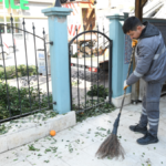 Konyaaltı'nda cami bahçelerine ramazan temizliği