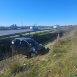 Manavgat-Antalya yolunda otomobil şarampole devrildi: 1 yaralı