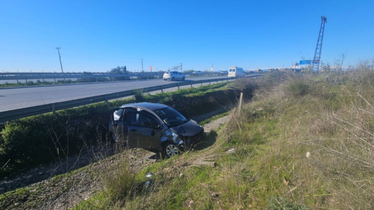 Manavgat-Antalya yolunda otomobil şarampole devrildi: 1 yaralı