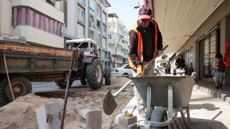 Manavgat'ta caddeler yenileniyor