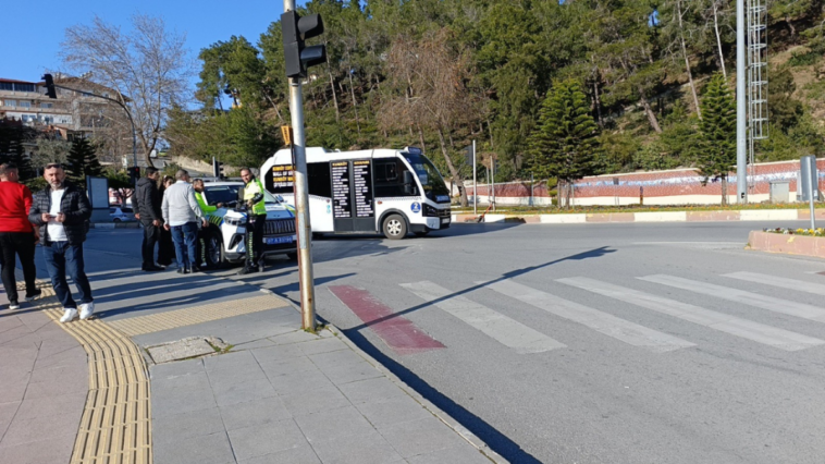 Manavgat'ta yaya geçidinde aracın çarptığı yaya yaralandı