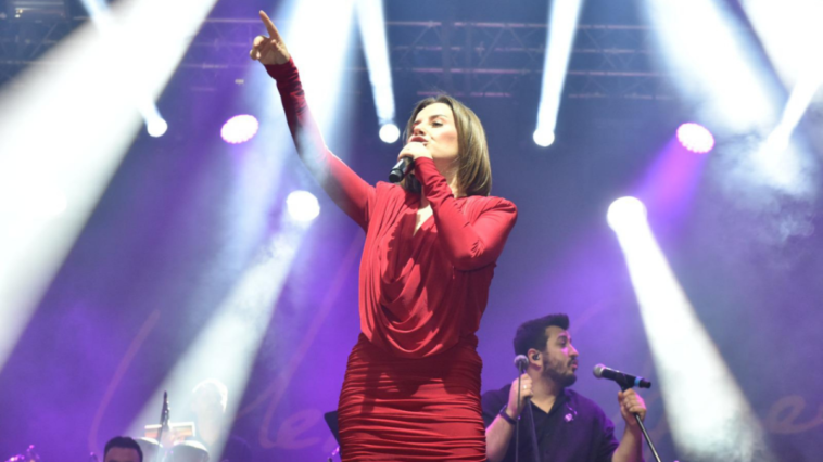 Merve Özbey Kepezlileri coşturdu