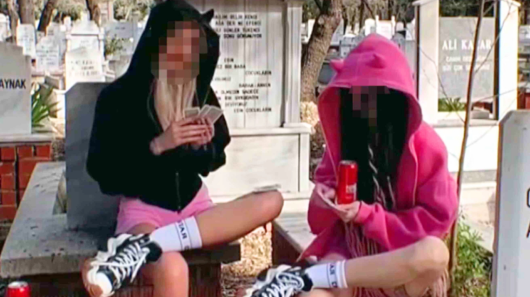 Mezarlıkta iskambil oynayıp, kola içtiler, kıymet koptu