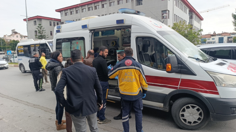 Motosiklet yaya geçidindeki yayaya çarptı: 2 yaralı