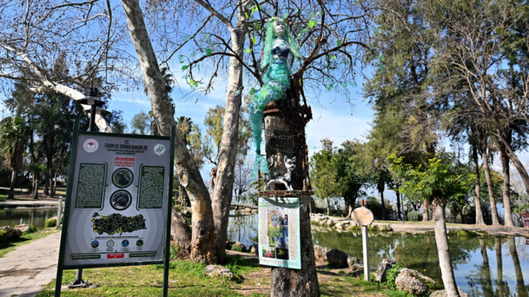 Muratpaşa'da Puşkin'in şiiri atıklarla heykele dönüştü