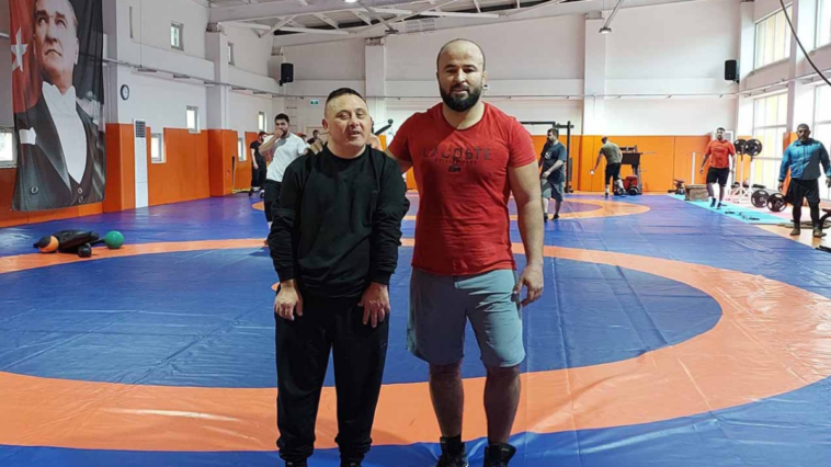 Otizmli Erdem yağlı güreşe merak sardı