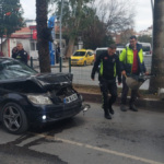 Otomobil yaya geçidinde duran okul servisine çarptı