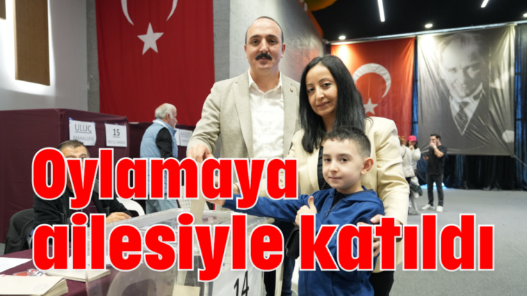Oylamaya ailesiyle katıldı