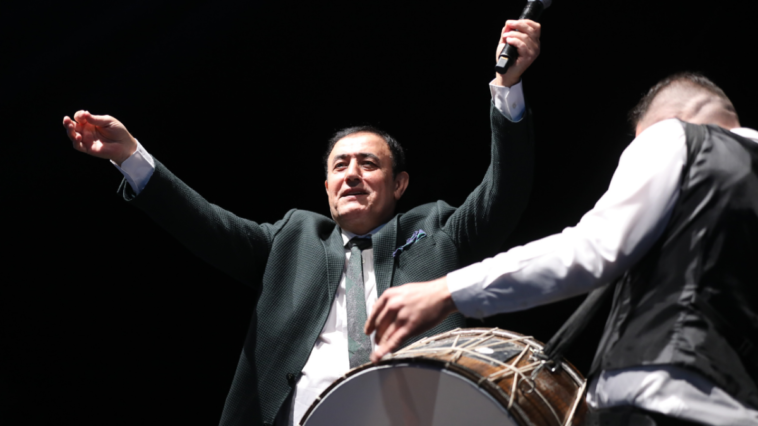 Şanlıurfalılar Gecesi'ni Mahmut Tuncer türküleriyle coşturdu
