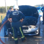 Seyir halindeki lüks otomobil alev aldı