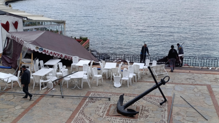 Şiddetli rüzgar ve soğuk Alanya'da hayatı olumsuz etkiledi