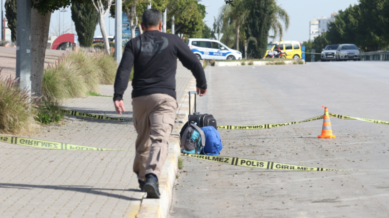 Şüpheli çantadan kıyafet çıktı