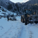 Yayla dönüşü araçlarıyla yolda mahsur kalan 3 kişi kurtarıldı