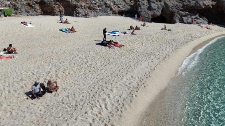 Yerli ve yabancı turistler güneşin tadını çıkardı