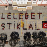 300 öğrenci bedenleriyle 'İlelebet istiklal' yazısı oluşturdu