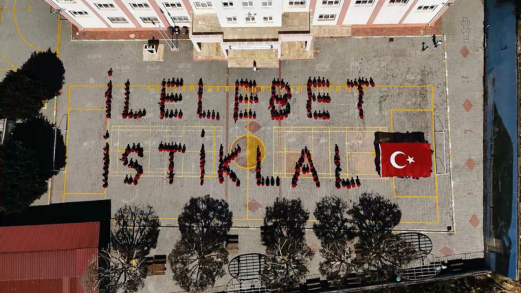 300 öğrenci bedenleriyle 'İlelebet istiklal' yazısı oluşturdu