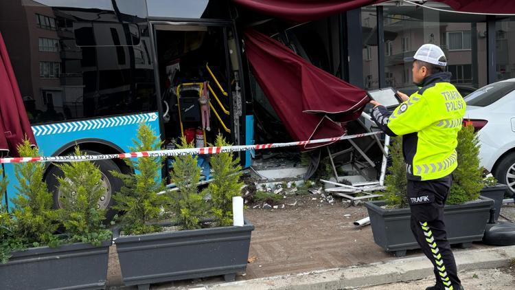 Halk otobüsü kaza yaptı: 4 yaralı