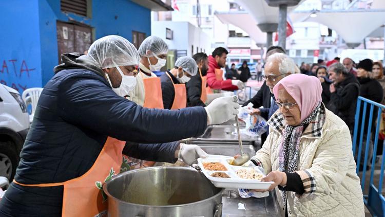 Binlerce kişi Muratpaşada aynı sofrada buluştu