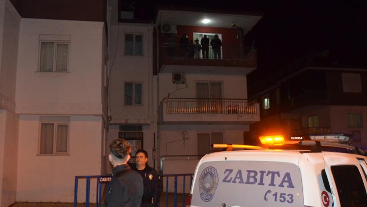 Derin çatlaklar nedeniyle boşaltılan binaya mührü kırıp, yeniden yerleştiler