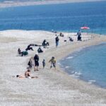 Termometreler 20 dereceyi gösterdi: Antalyada sahiller dolup taştı