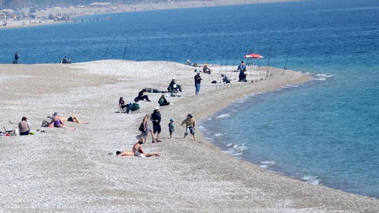 Termometreler 20 dereceyi gösterdi: Antalyada sahiller dolup taştı