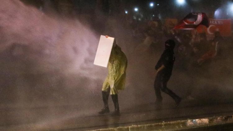 Antalyada İmamoğlu protestosunda TOMAlı müdahale; 25 gözaltı