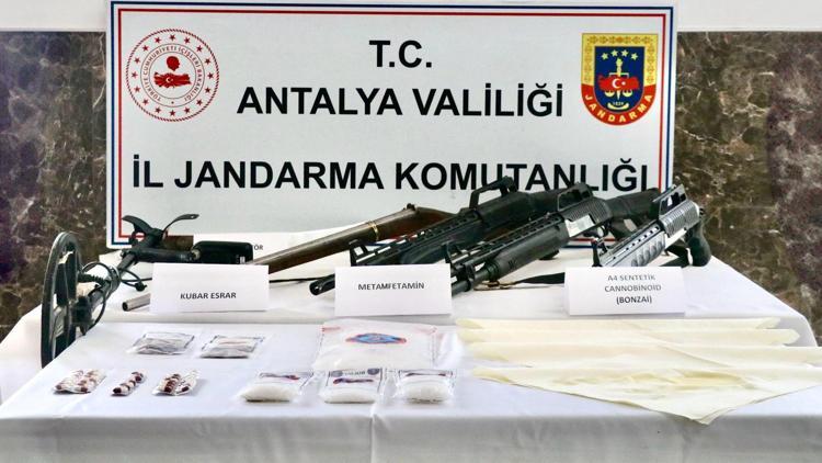 Antalyada suç örgütü operasyonuna 21 tutuklama
