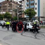 Polisten kaçan ehliyetsiz ve alkollü sürücü kaza yapınca yakalandı; o anlar kamerada