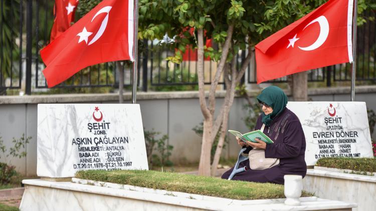 Mezarlıklarda buruk bayramlaşma