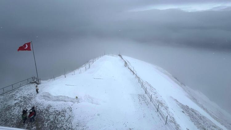 Antalyada Tahtalı Dağının zirvesine kar yağdı