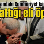 92 yaşındaki Cumhuriyet kadınının oy verdiği eli öptü