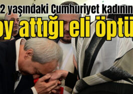 92 yaşındaki Cumhuriyet kadınının oy verdiği eli öptü