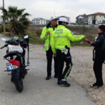 Abartılı egzozunu şal ile kapatan genç kız cezadan kurtulamadı