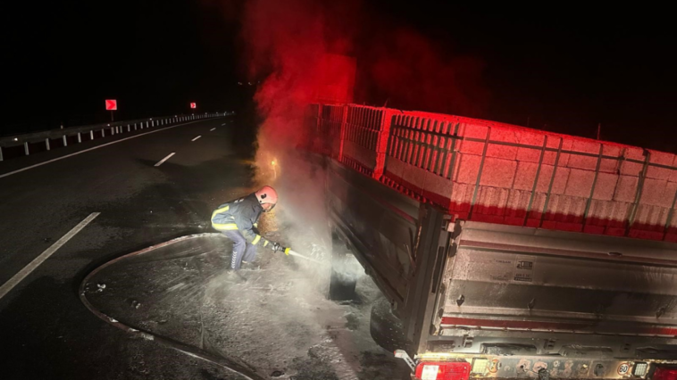 Akseki'de balataları yanan tır alev aldı