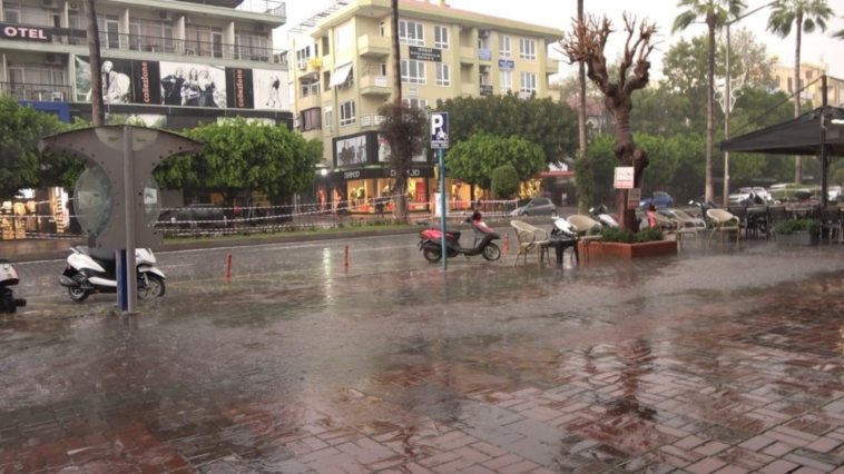 Alanya'da soğuk ve yağışlı günler başladı
