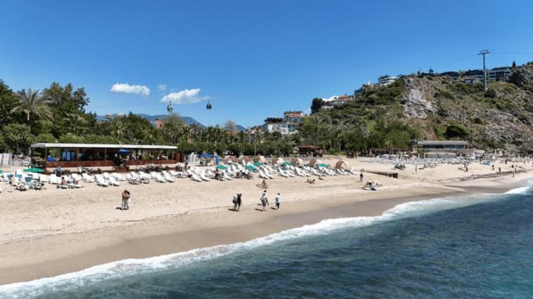 Alanya'da tatilciler plajlara akın etti