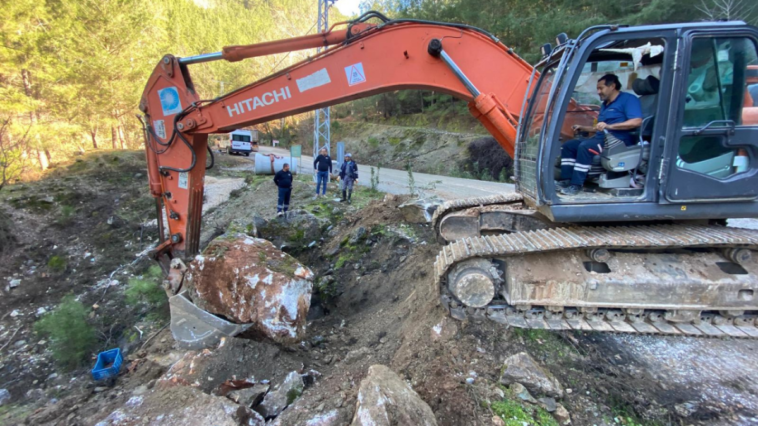 Alanya’nın kırsal mahalle yollarında bakım onarım çalışması