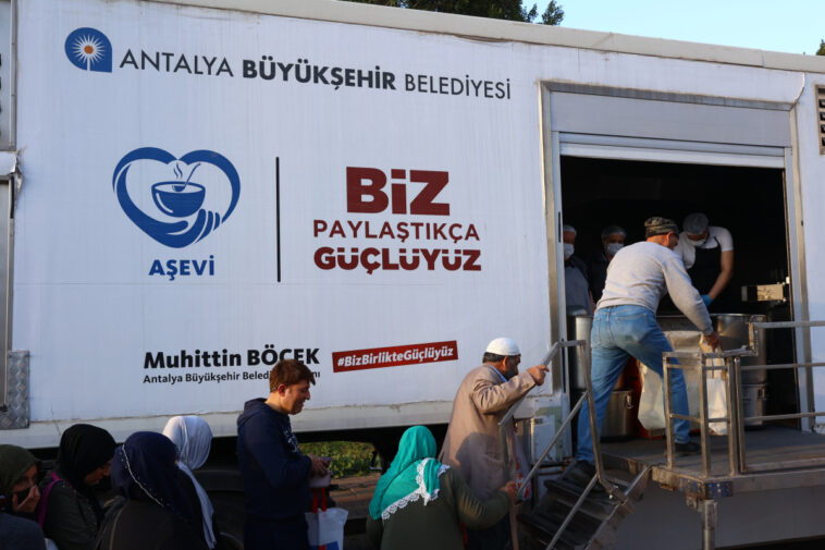 Antalya Büyükşehir’den ramazan ayının ilk gününde sıcak yemek ikramı