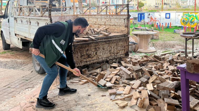 Antalya'da soğuk havayı gönüllüler ısıttı