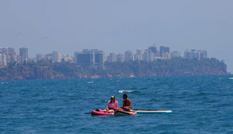 Antalyalılar Konyaaltı Sahili’ne akın etti