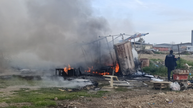 Boş arazideki konteynerde çıkan yangın korkuttu