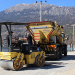 Büyükşehir, Elmalı'da kırsal mahallelerinin yollarını asfaltlıyor